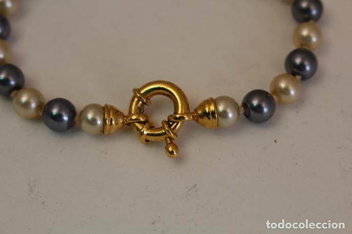 Joyeria: pulsera con perlas blancas y grises y cierre chapado en oro - Foto 2