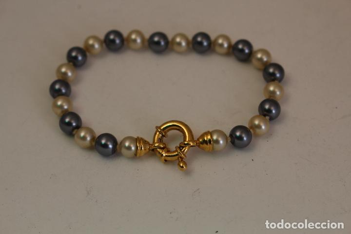 Joyeria: pulsera con perlas blancas y grises y cierre chapado en oro - Foto 4