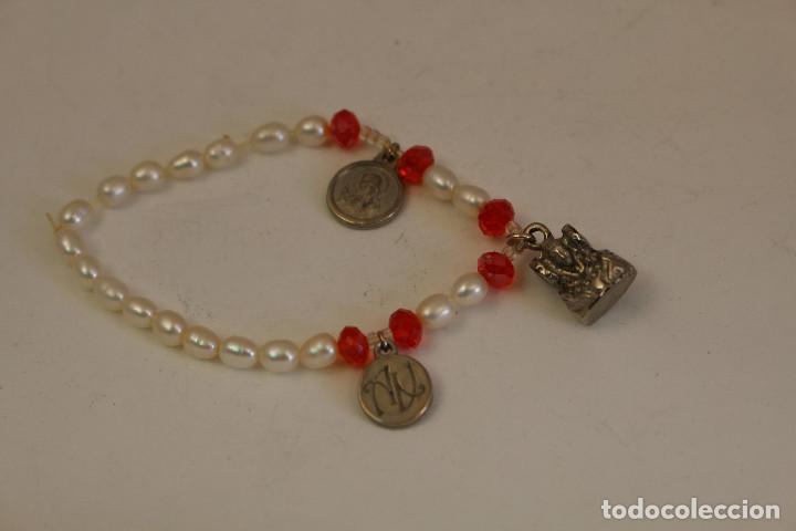 Schmuck: pulsera de perlas y cristales con la dama de elche y 2 medallitas de plata