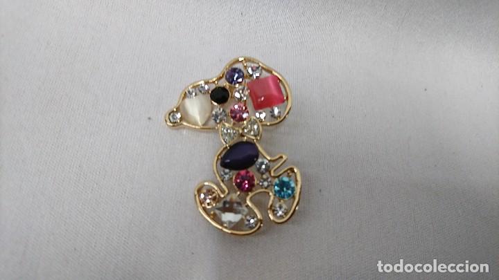 Joyeria: BROCHE CON FORMA DE SNOOPY, PEDRER&Iacute;A, BISUTERIA