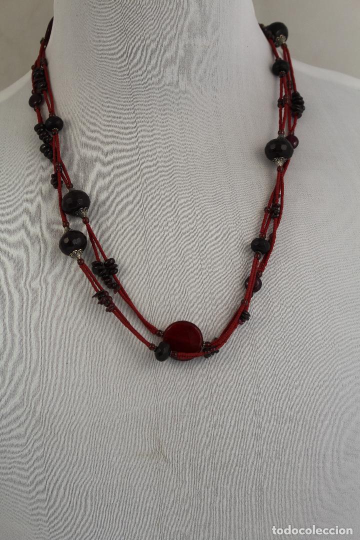 Schmuck: collar largo con piedras y cristales granates