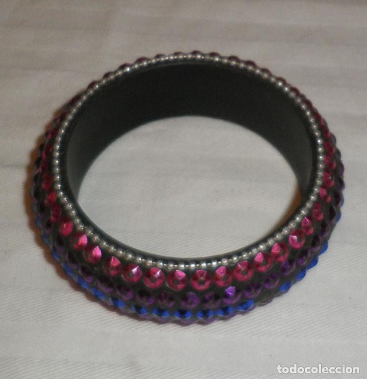 Schmuck: pulsera rigida con piedras de colores