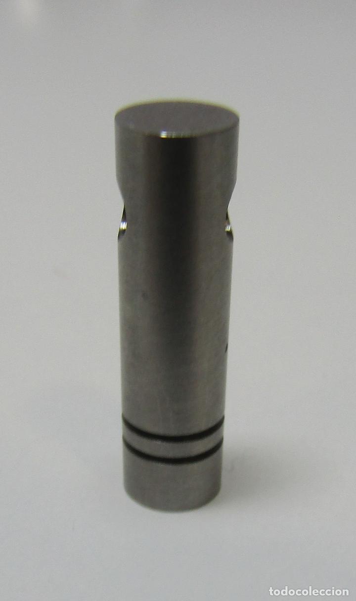 Schmuck: COLGANTE ACERO INOXIDABLE FORMA CIL&Iacute;NDRICA CON HENDIDURAS