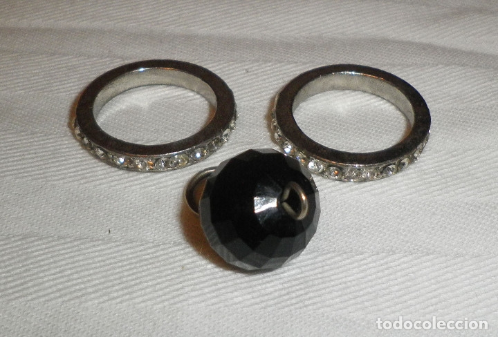 Schmuck: pareja de anillos plateados con piedras brillante y colgante imitacion azabache