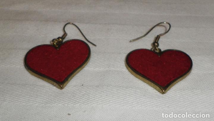 Schmuck: pendientes forma corazon metal y tela roja