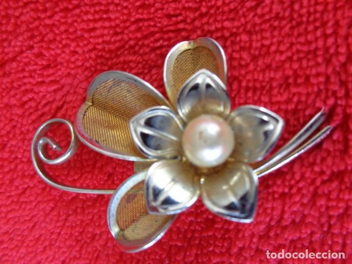 Schmuck: bonito broche de metal plateado de flor con hojas doradas y perla --- 5, 5 x 3 cm