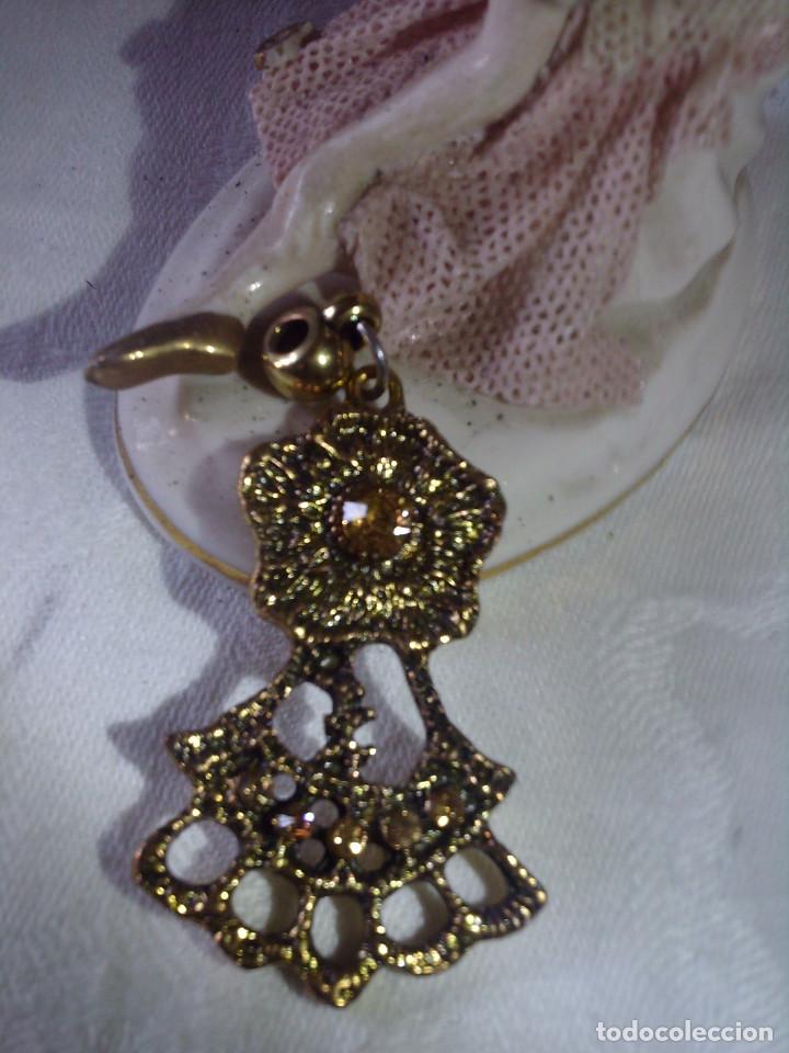 Joyeria: MUY FINO COLGANTE CON PEDRERIA TONO AMBAR, MIDE 5,5 CM.