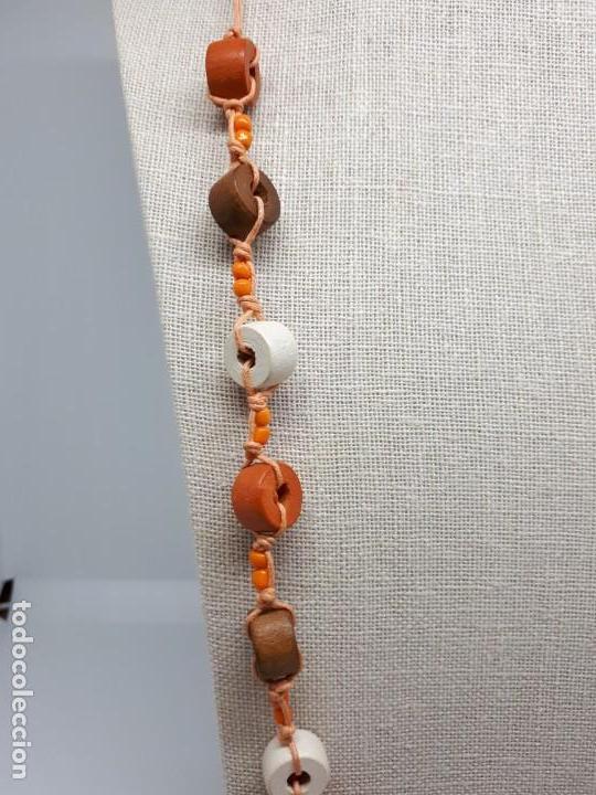 Joyeria: Collar Cordon Abalorios Colores Marrones, Naranja y Blancos - Foto 2