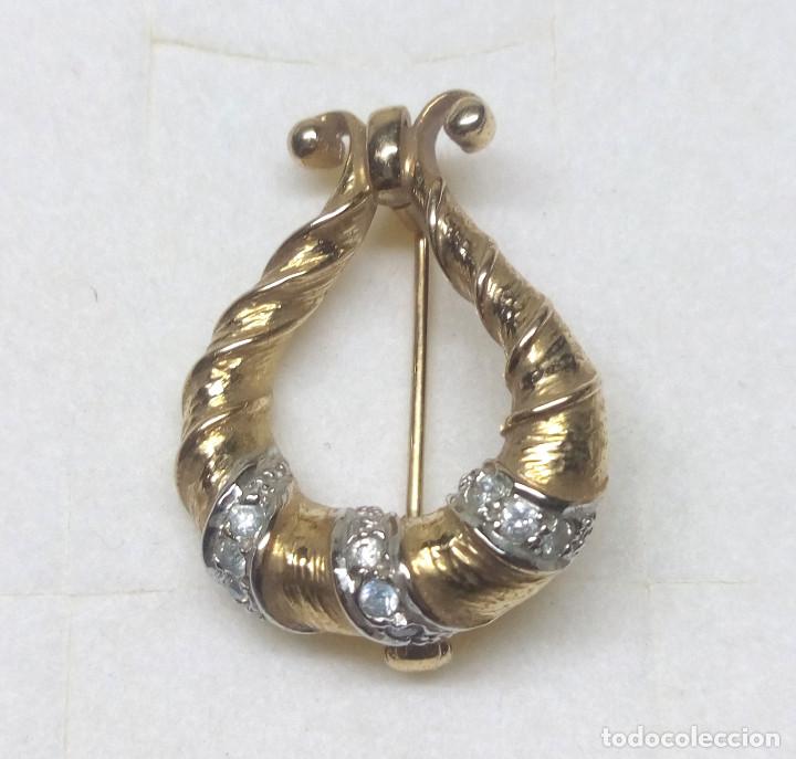 Joyeria: ELEGANTE BROCHE BICOLOR CHAPADO EN ORO, CON CIRCONITAS ENGASTADAS - MEDIDA 3 x 2 cm.