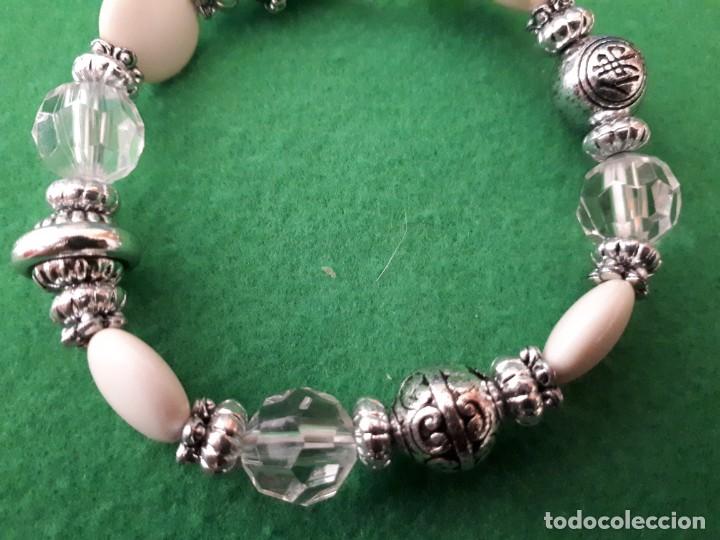 Joyeria: Pulsera Elastica Abalorios Blancos, Transparentes y Plateados - Foto 3