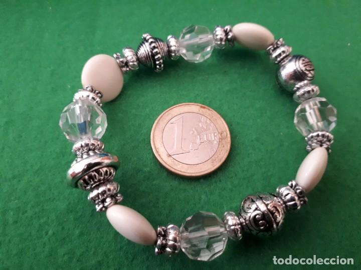 Joyeria: Pulsera Elastica Abalorios Blancos, Transparentes y Plateados - Foto 4