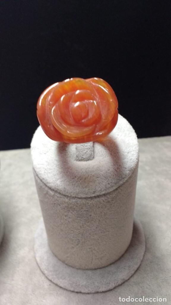 Schmuck: ANILLO &Aacute;GATA MARRON CON FORMA DE ROSET&Oacute;N.