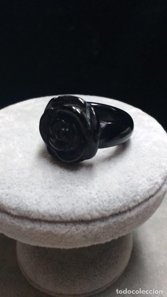 Joaillerie: ANILLO &Aacute;GATA NEGRA FORMA ROSET&Oacute;N.