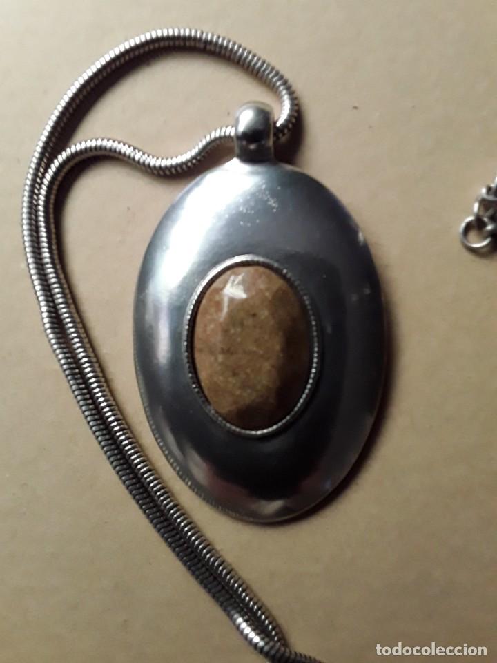 Joalharia: Colgante con cadena de metal y piedra central. Tantrend