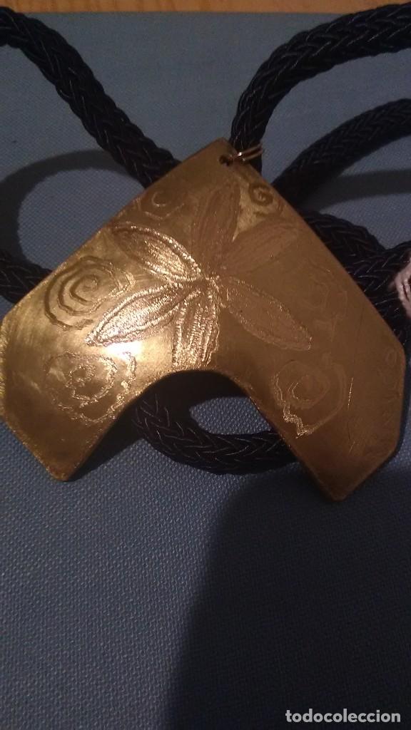 Joaillerie: Colgante lat&oacute;n con simbolos de celtas,con cord&oacute;n azul en cierre de plata.Pieza &uacute;nica.