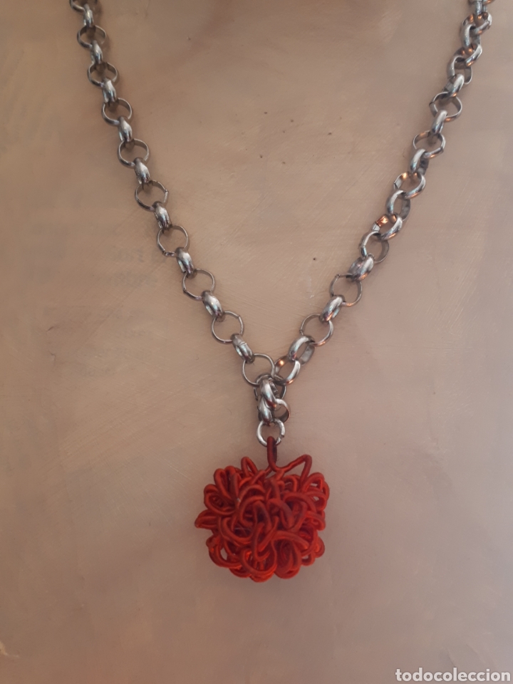 Joaillerie: Collar bola alambre revestido rojo