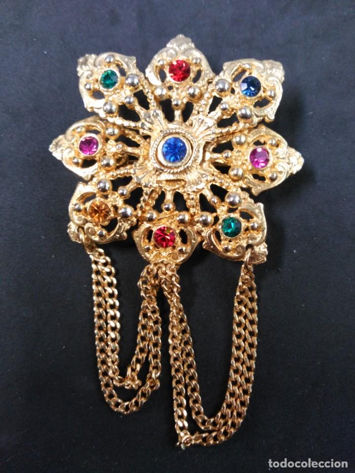 Joalharia: BROCHE DE BISUTERIA EN METAL DORADO CON CRISTALES DE COLORES