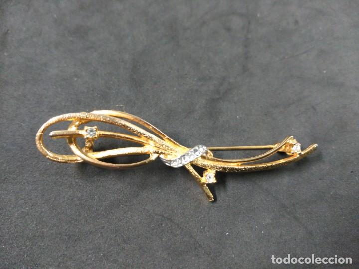 Joaillerie: BROCHE DE BISUTERIA EN METAL DORADO, LAZO, CON DETALES DE CRISTALES TIPO BRILLANTITOS