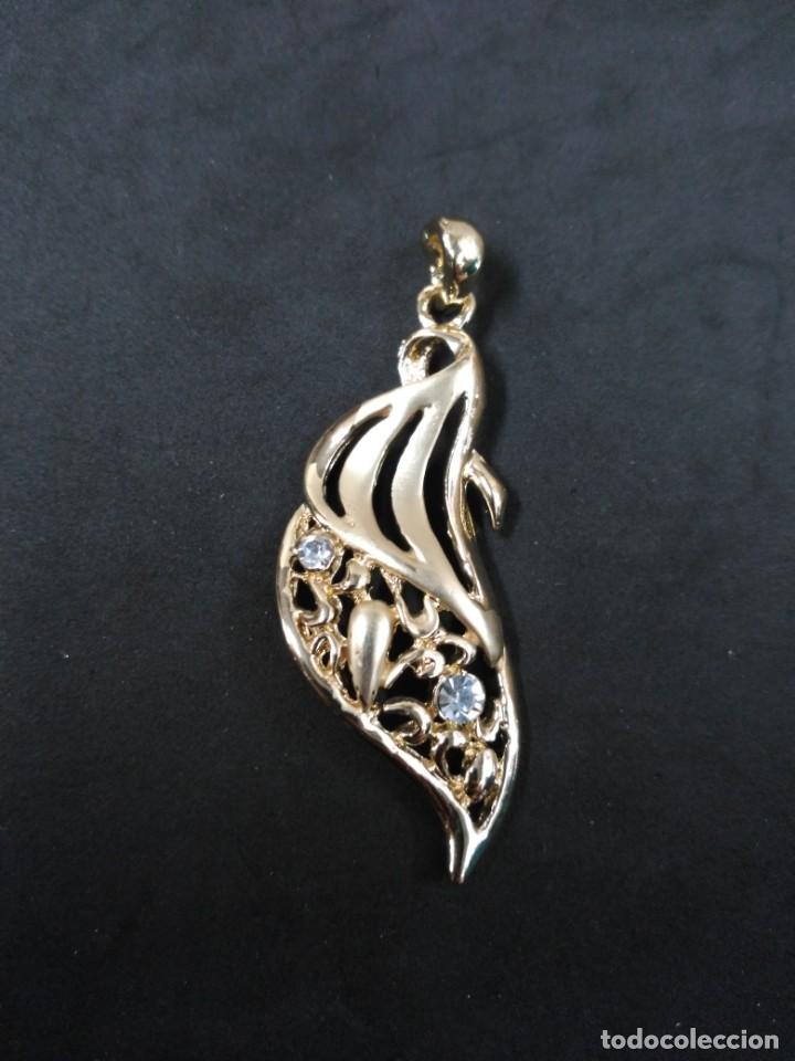 Joaillerie: COLGANTE DE BISUTERIA EN METAL DORADO MATE Y BRILLO, DETALLES CRSITALES