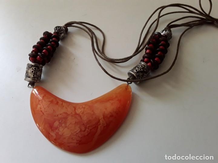 Joyeria: Collar pl&aacute;stico, cuentitas de madera y adornos simil metal