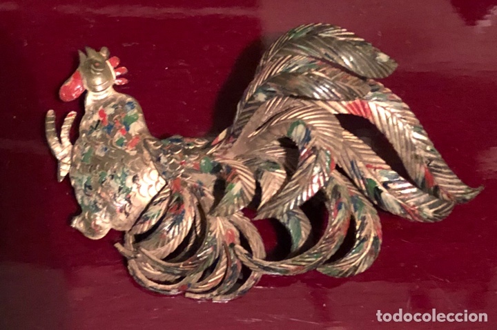 Joaillerie: Magn&iacute;fico broche modernista en bronce dorado, y esmaltes fr&iacute;os, en forma de gallo