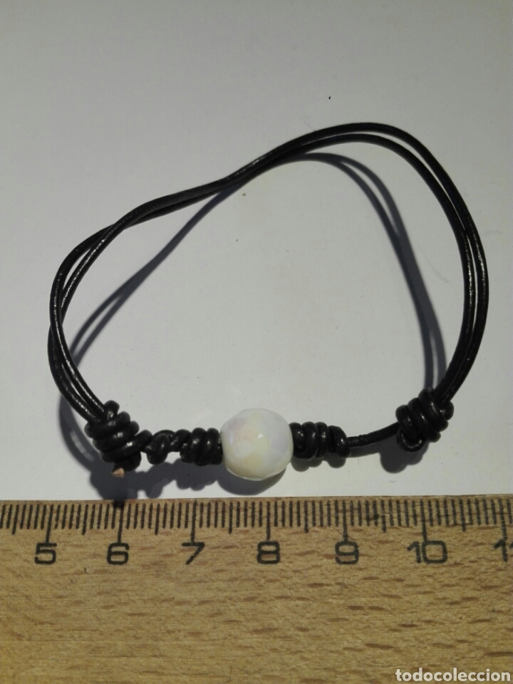 Joyeria: PULSERA CUERO Y ABALORIOS. REGULABLE