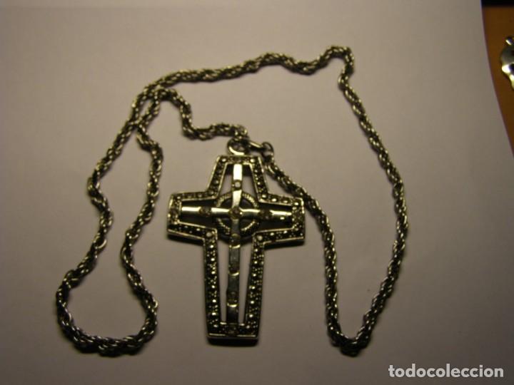 Schmuck: Cruz con cadena,  de bisuteria. A&ntilde;os 80.