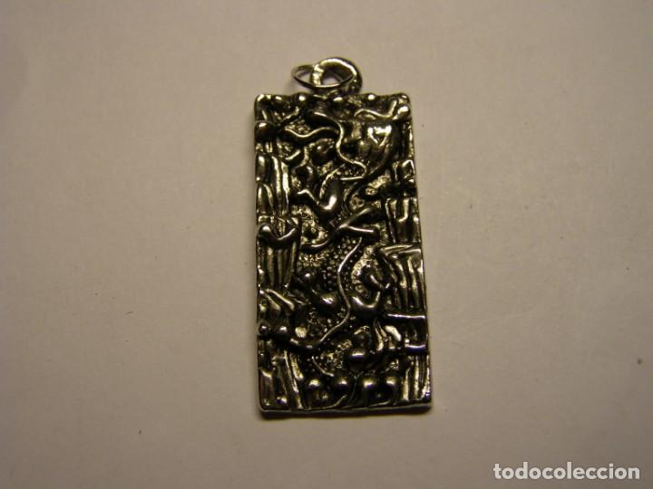 Joyeria: Colgante rectangular con drag&oacute;n, de bisuteria. A&ntilde;os 80-90. - Foto 1