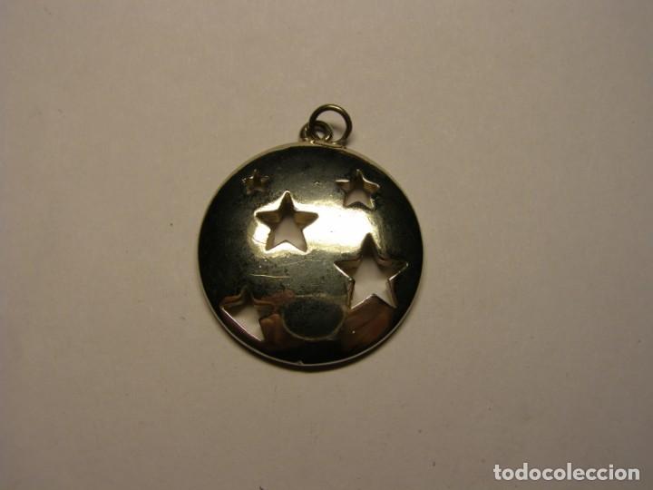 Joalharia: Colgante circular con estrellas, de bisuteria. A&ntilde;os 80-90.