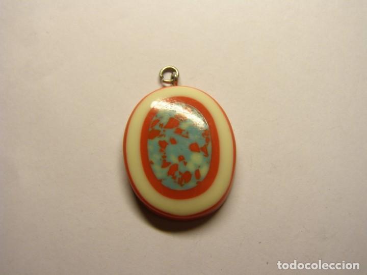 Schmuck: Colgante de material pl&aacute;stico, de bisuteria. A&ntilde;os 80-90.