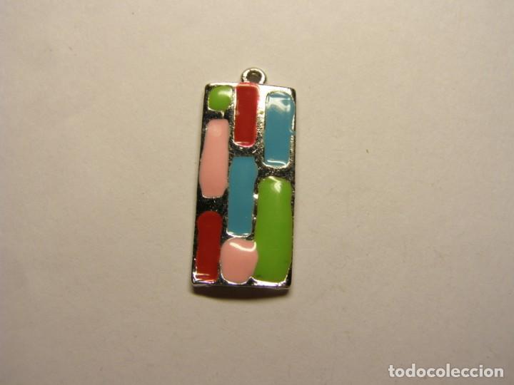 Schmuck: Colgante de metal cromado y pintado, de bisuteria. A&ntilde;os 80-90.
