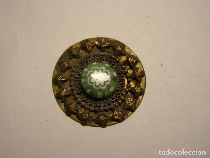 Schmuck: Colgante de lat&oacute;n, cobre, y cristal decorado con flor, de bisuteria. A&ntilde;os 80-90.