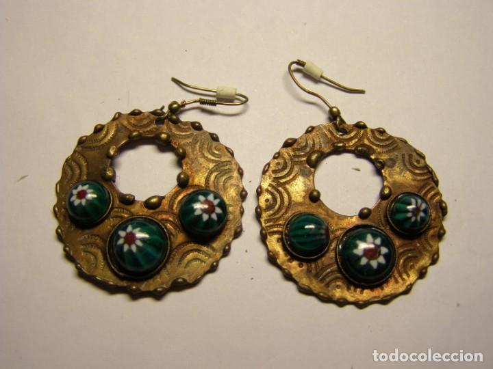 Schmuck: Par de pendientes de lat&oacute;n, cobre, y cristal decorado con flores, bisuteria. A&ntilde;os 80-90. Artesanos.