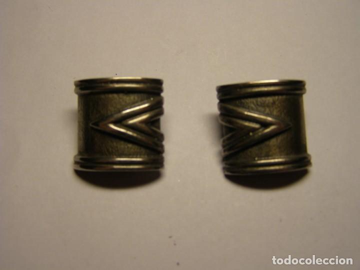 Schmuck: Par de pendientes de metal plateado, bisuteria. A&ntilde;os 80-90.