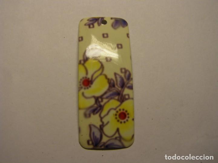 Schmuck: Colgante floral con esmalte, bisuteria. A&ntilde;os 80-90.