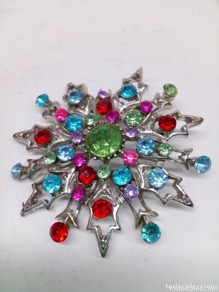 Joaillerie: bonito broche con piedras engarzadas medida 48 mm