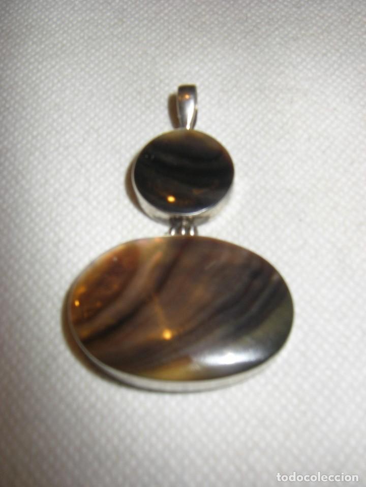 Joalharia: Colgante de nacar madreperla montado en plata de ley, 6 x 3,7 cm.