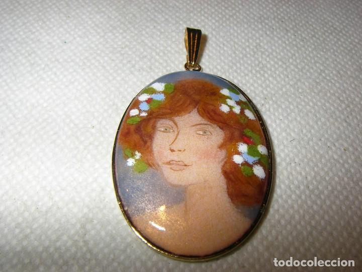 Schmuck: Colgante de cobre esmaltado sobre metal dorado, 5 x 3,3 cm