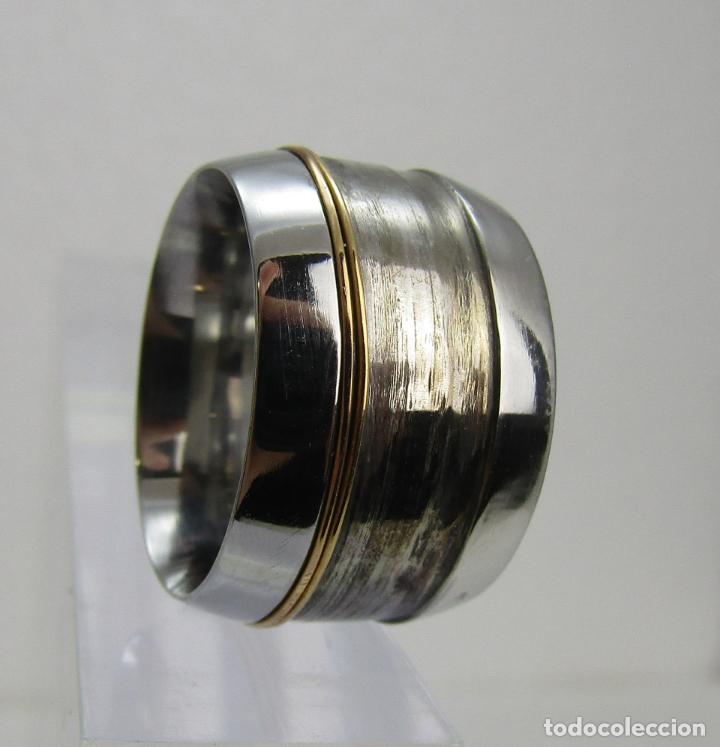 Joaillerie: ANILLO EN ACERO BRILLANTE CON HENDIDURA ENNEGRECIDA Y RIBETE EN COBRE