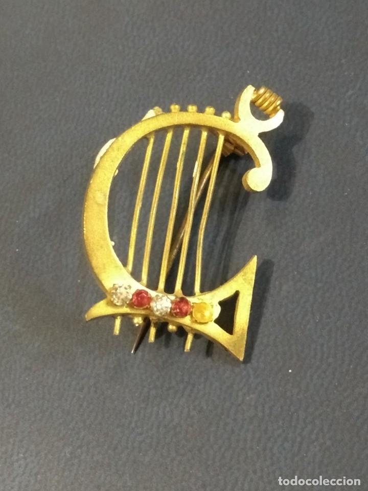 Schmuck: Bonito broche en forma de arpa musica o inicial C Medidas 3 x 2 cm