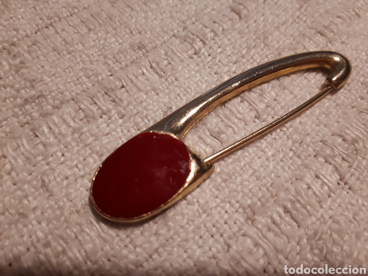 Joaillerie: Broche dorado vintage pl&aacute;stico rojo