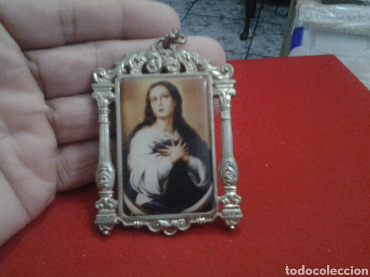Schmuck: Relicario o colgante de metal con dos caras