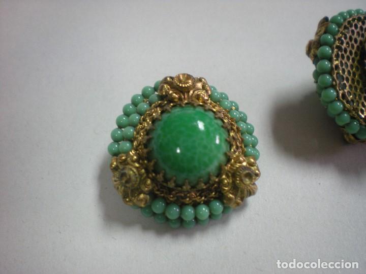 Schmuck: Pendientes verdes con adornos dorados d 3cm