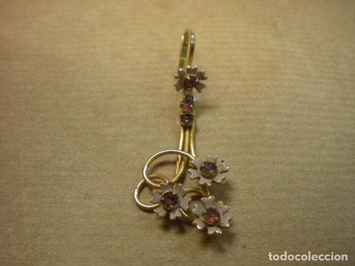 Joyeria: 1 PENDIENTE LATON DORADO Y FLORES CON PEDRERIA