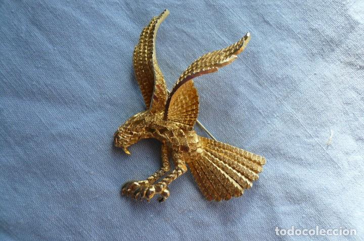 Joalharia: Gran Broche Vintage dorado con forma de &Aacute;guila.