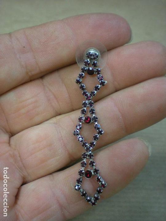 Joyeria: 1 PENDIENTE DE LATON Y PEDRERIA ROJA L6CM - Foto 2
