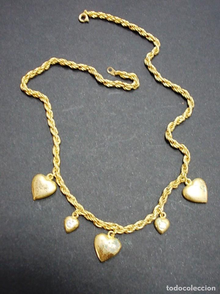 Joyeria: Collar dorado con colgantes en forma de corazon. - Foto 1