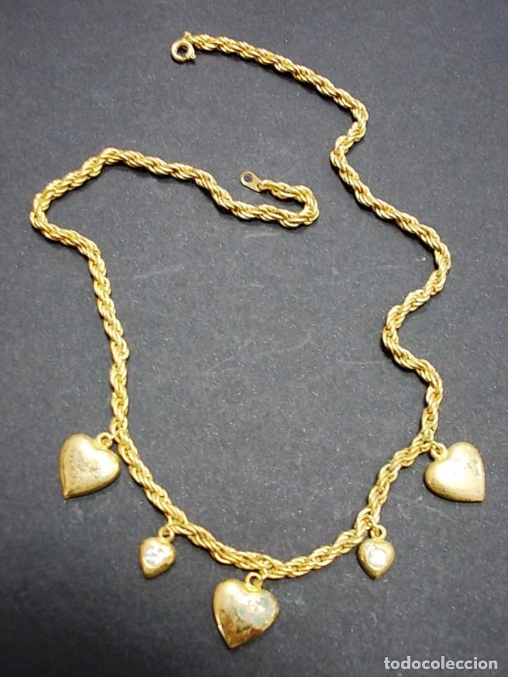 Joyeria: Collar dorado con colgantes en forma de corazon. - Foto 2
