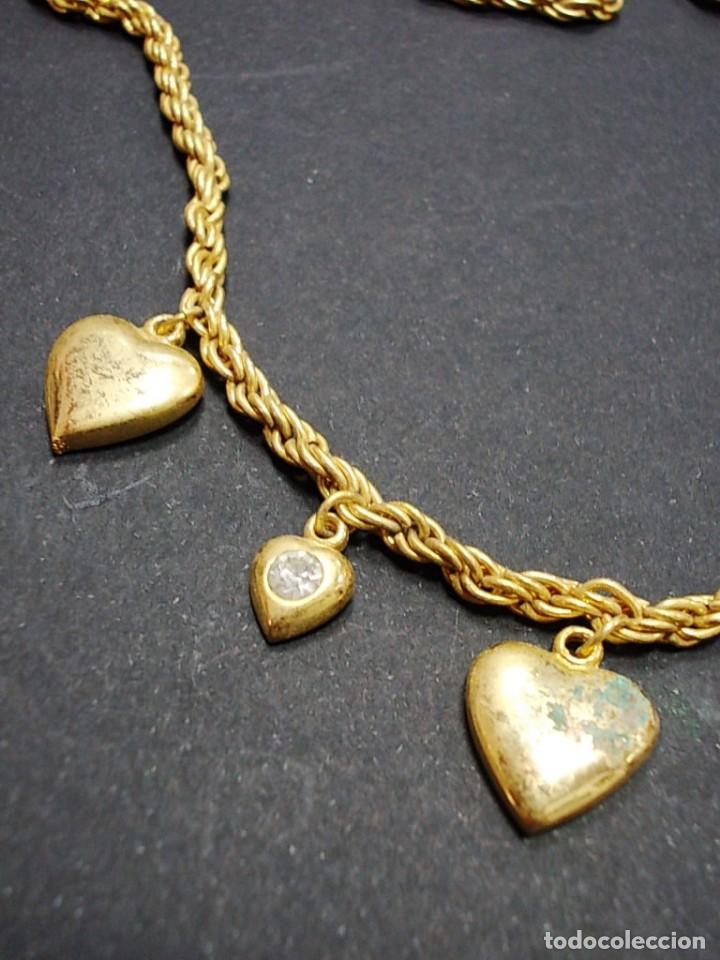 Joyeria: Collar dorado con colgantes en forma de corazon. - Foto 3
