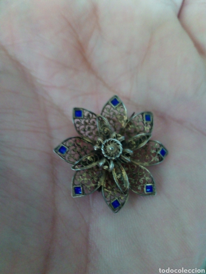 Joyeria: Excelente y gran Broche de plata filigrana flor con esmalte cloison&eacute;.